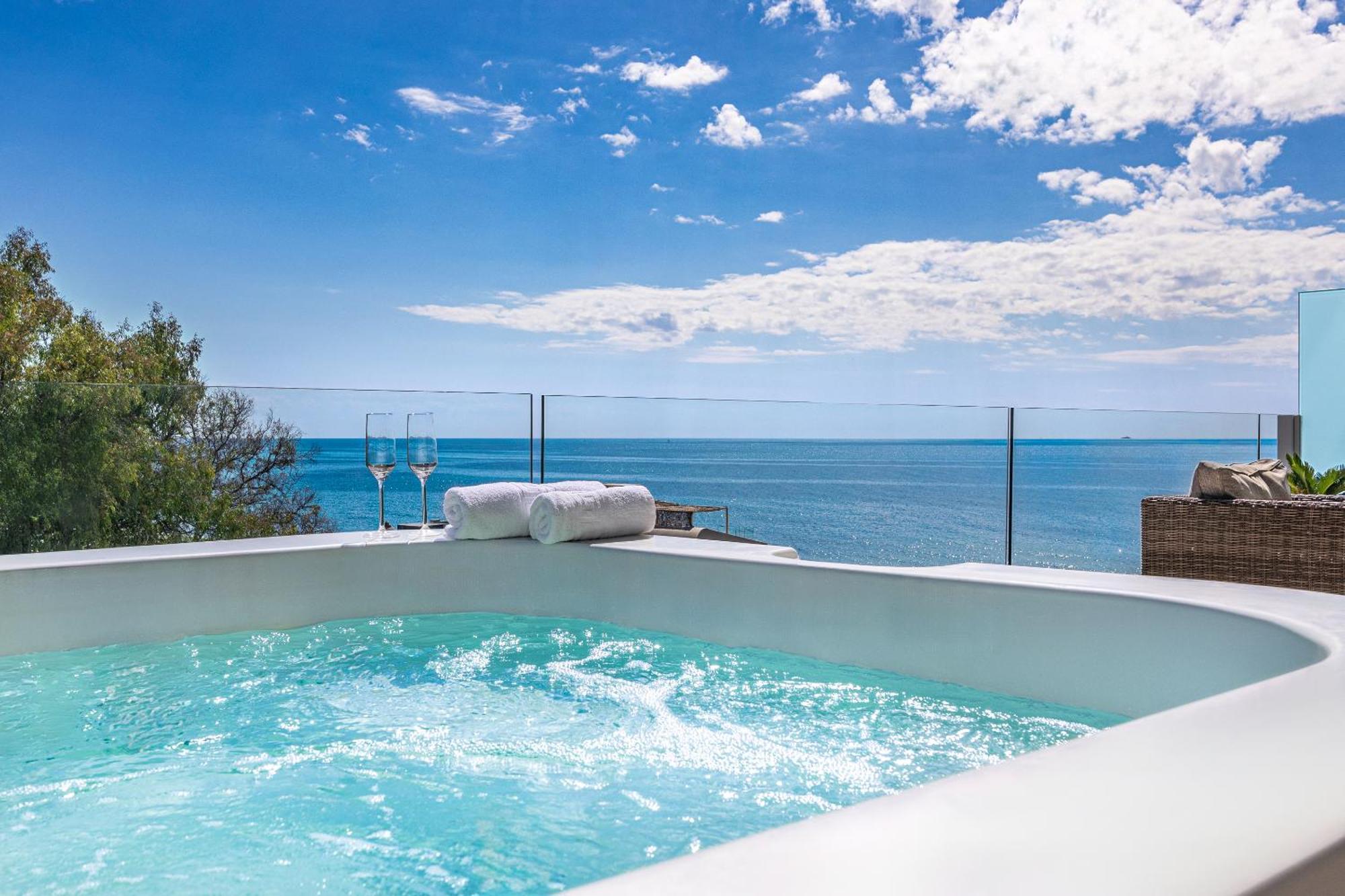 Amazing Sea View From The Comfort Of The Jacuzzi Apartment